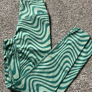 Green Wave Pattern Leggings